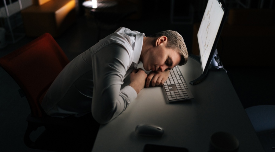 英伟达 2025 财年 Q4 营收 393.31 亿美元,超出市场预期的 380.45 亿美元,上年同期为 221 亿美元。